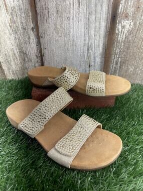 Vionic Samoa Slide Light Tan Gold Metallic Sandals Stud Embellishment Women's 6